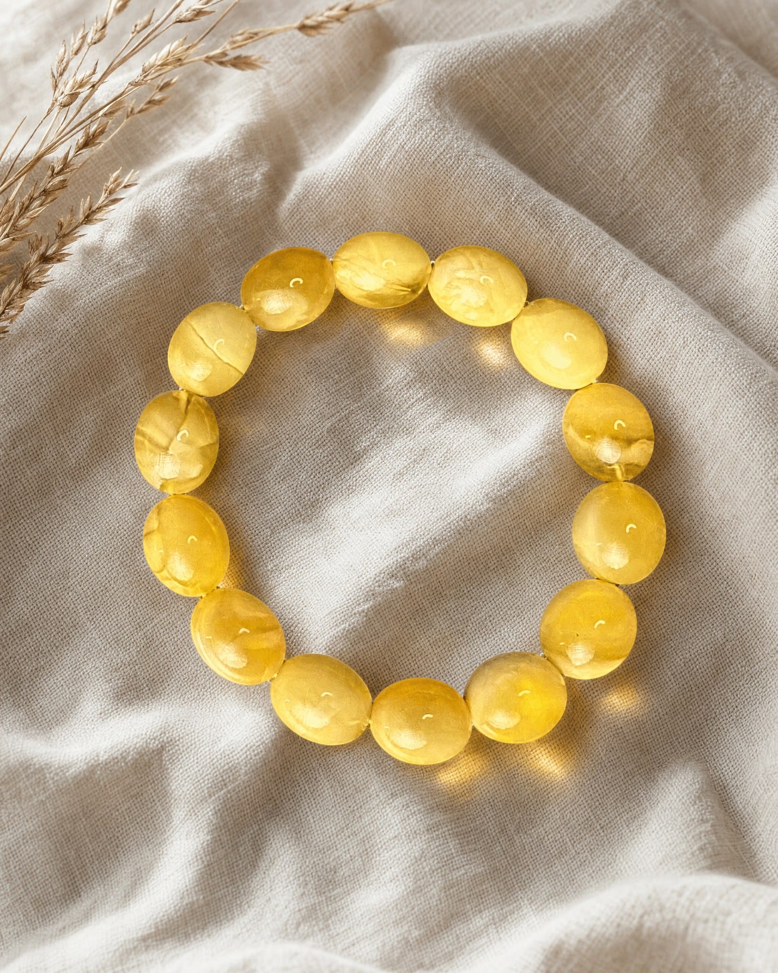 Armband Ausma · Milchig-butterfarbener Bernstein by Georgs Romulis