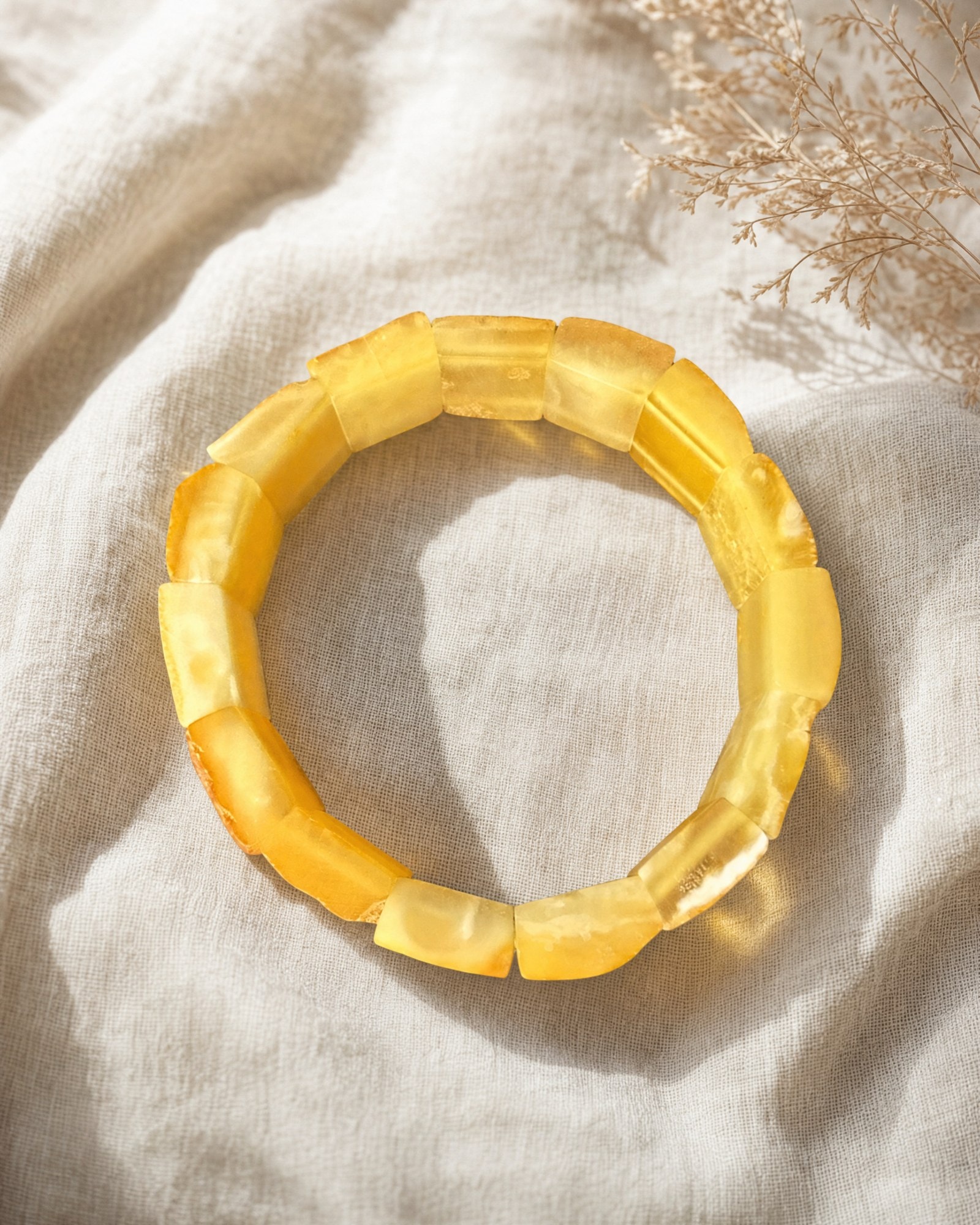 Armband Krasts · Roher Bernstein in Honig
