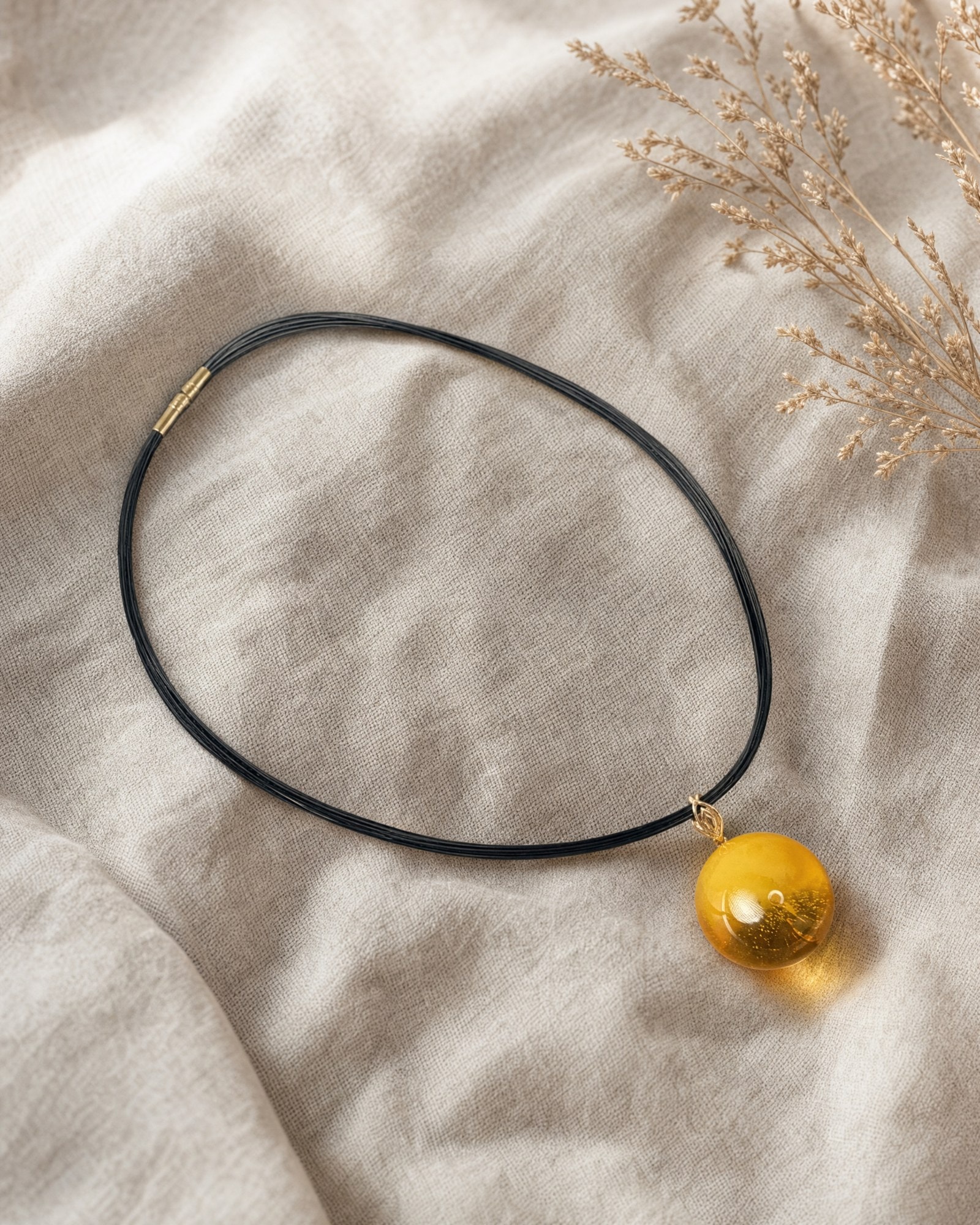 Kette Lode · Goldene Bernsteinkugel