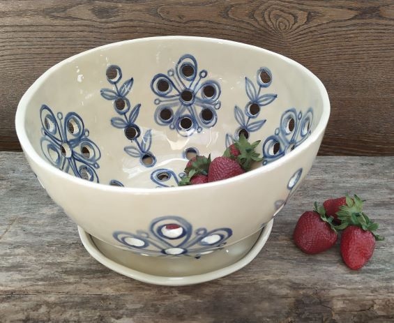 Bemalte Beeren-/Obstschale mit Untertasse by Latvijas Labumu Tirgus: Māls
