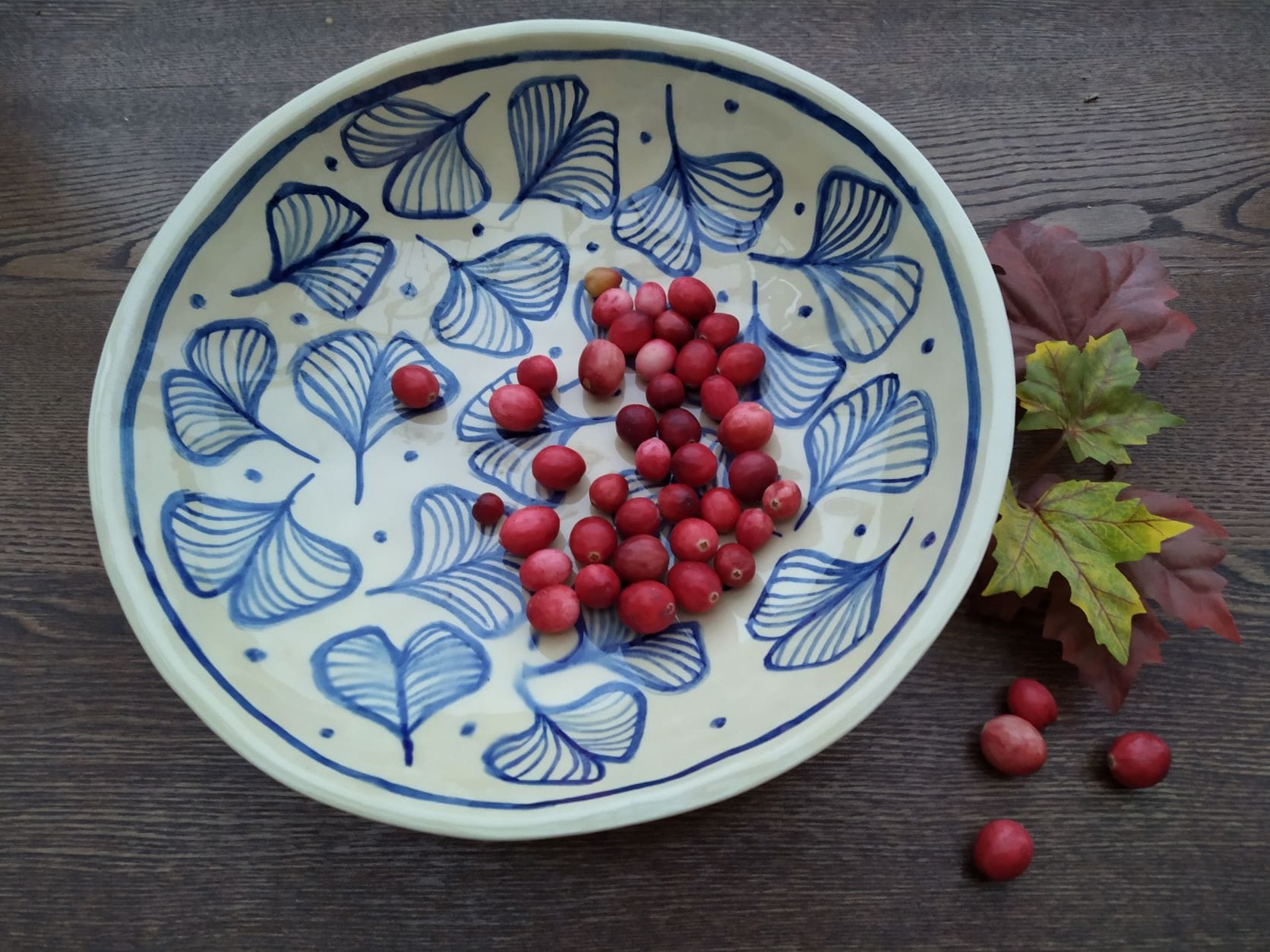 Obstteller mit Ginkgoblatt-Motiv