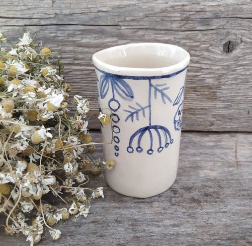 Becher mit Wiesenblumen