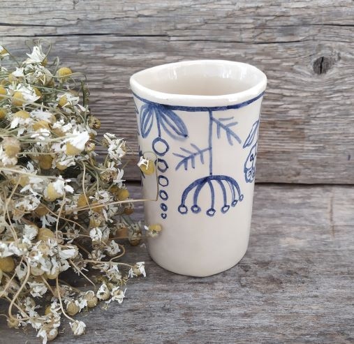 Ein Glas mit Blumenwiesenmotiv by Latvijas Labumu Tirgus: Māls