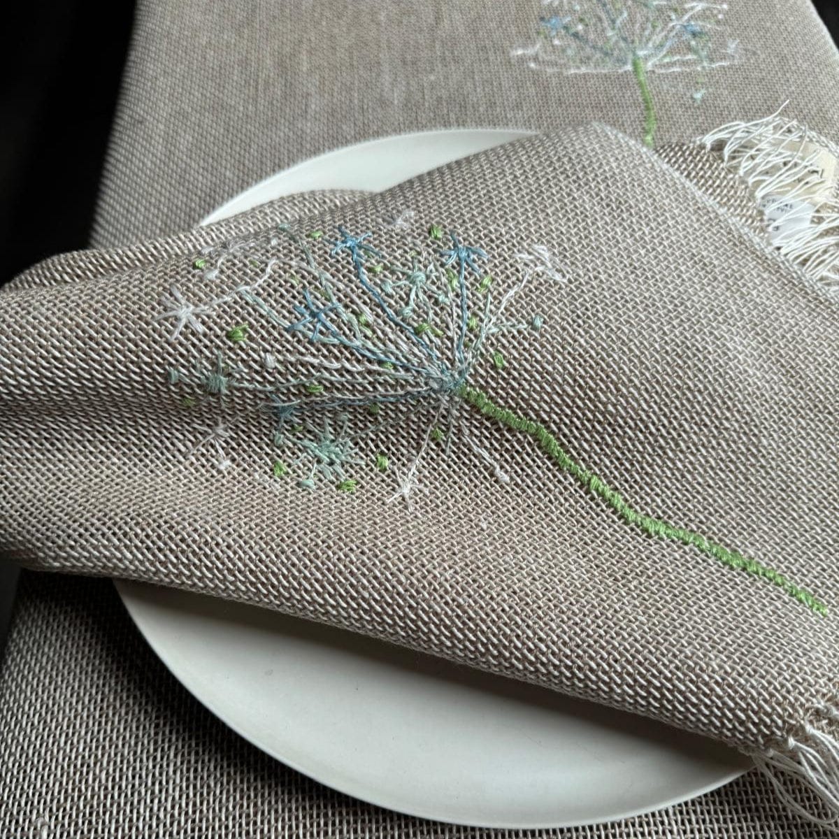 Leinenserviette in Beige mit Pusteblumen-Stickerei 56x56 cm