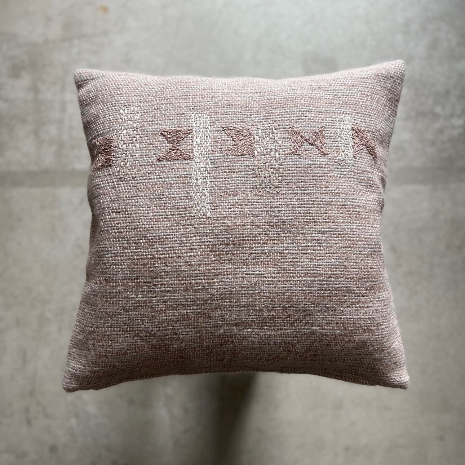Kissen aus Leinenwolle mit Stickerei 50x50 cm by Studio Natural