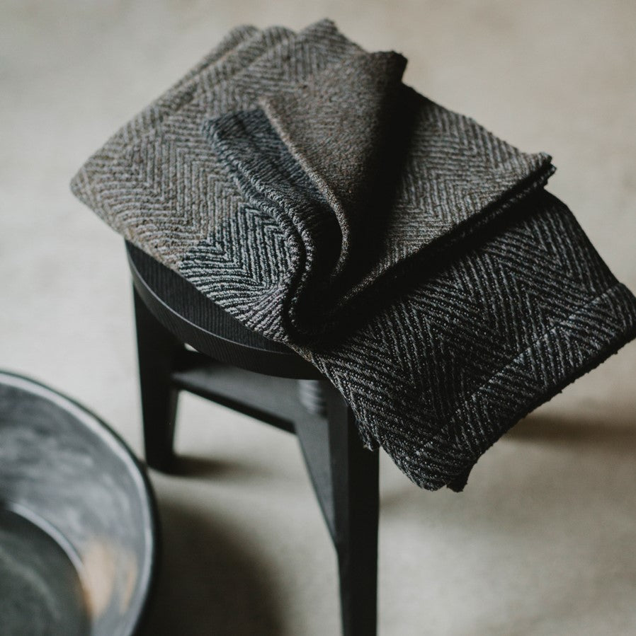 Linen bath towel in anthracite / 3 sizes by Studio Natural
