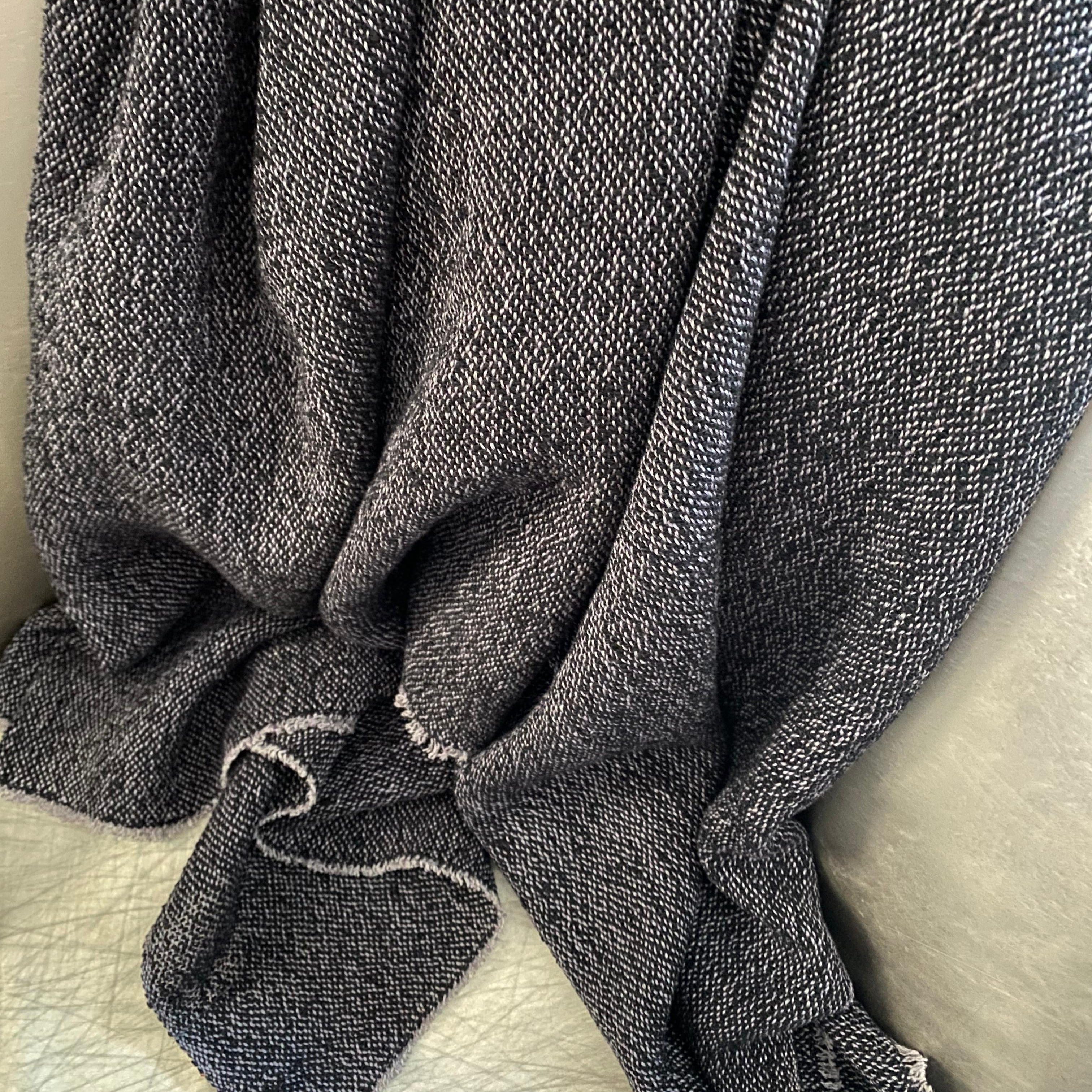 Boucle linen throw in black 160x220 cm by Studio Natural